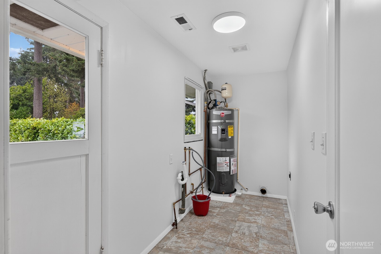 10 E Beech Street Property Photo 20