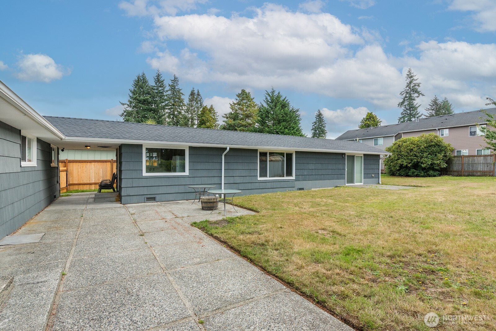 10 E Beech Street Property Photo 22