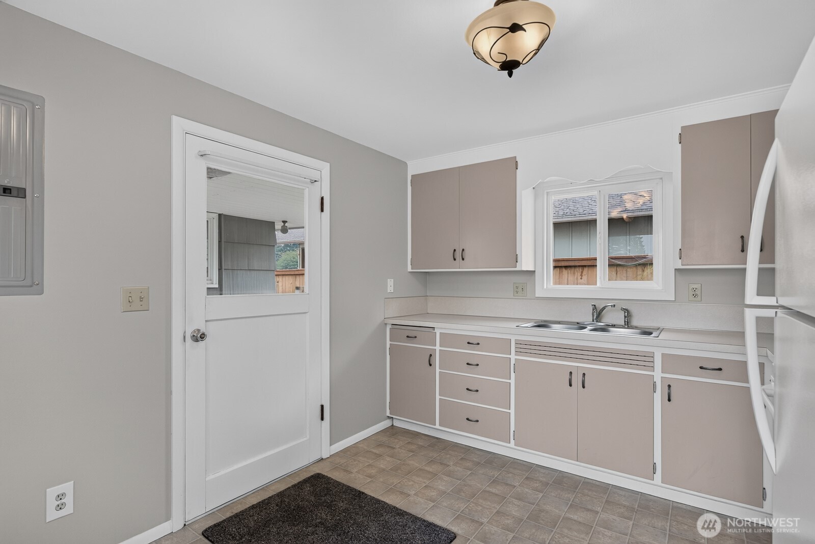 10 E Beech Street Property Photo 24