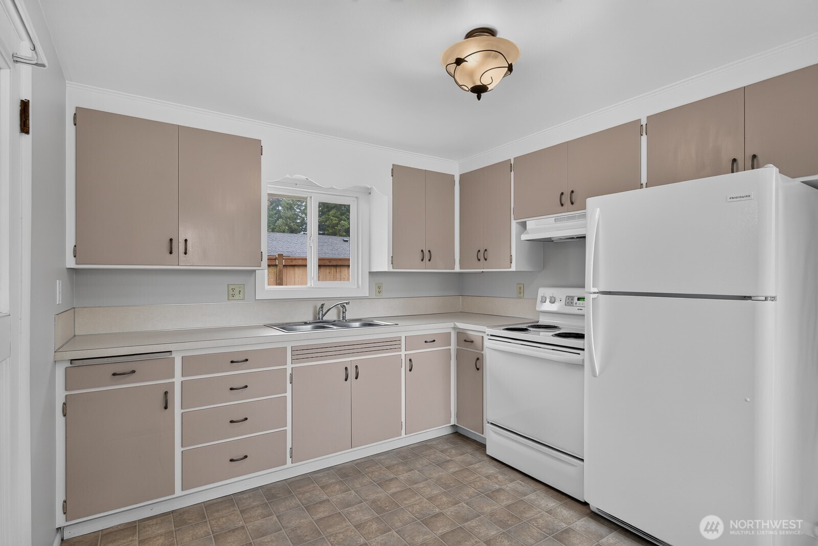 10 E Beech Street Property Photo 25