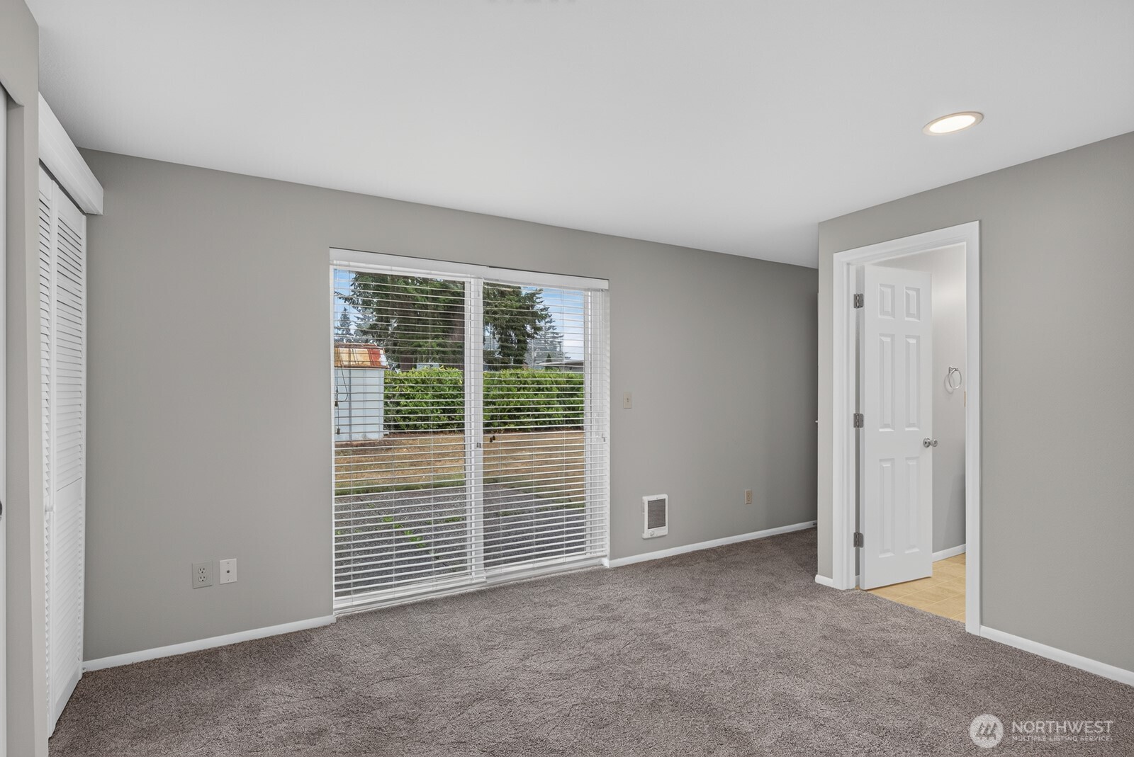 10 E Beech Street Property Photo 34