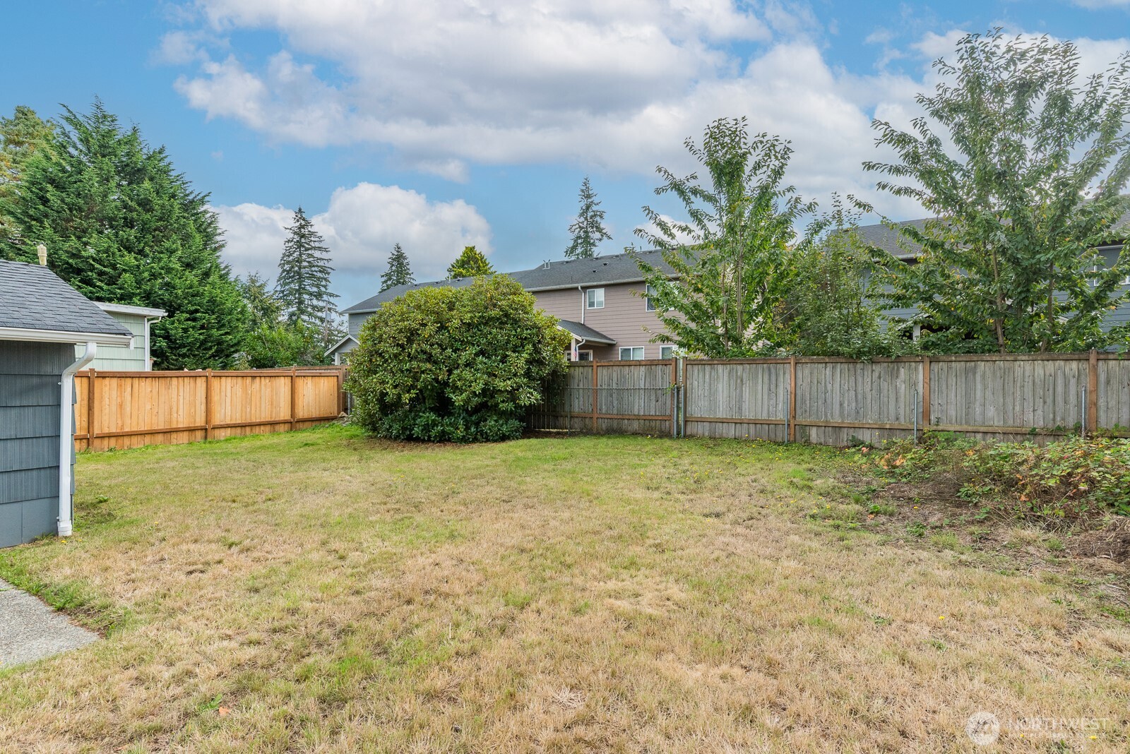 10 E Beech Street Property Photo 36