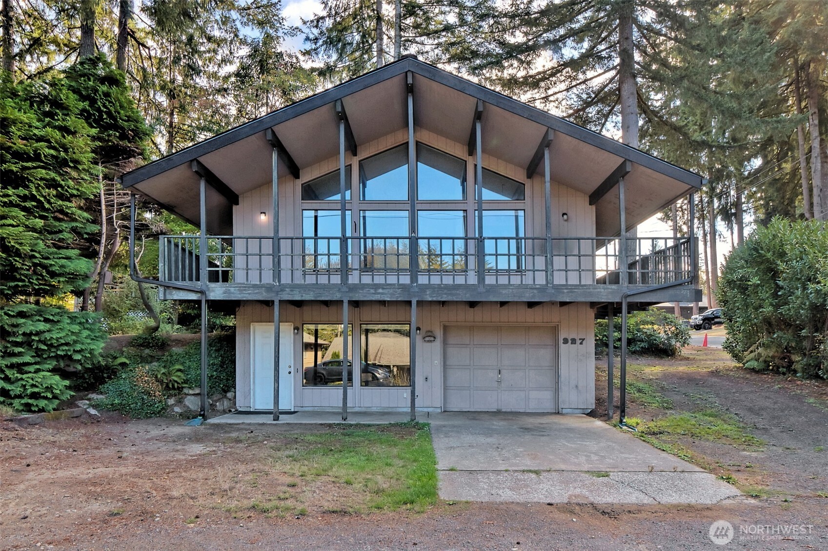 927 Grant Avenue Property Photo 3