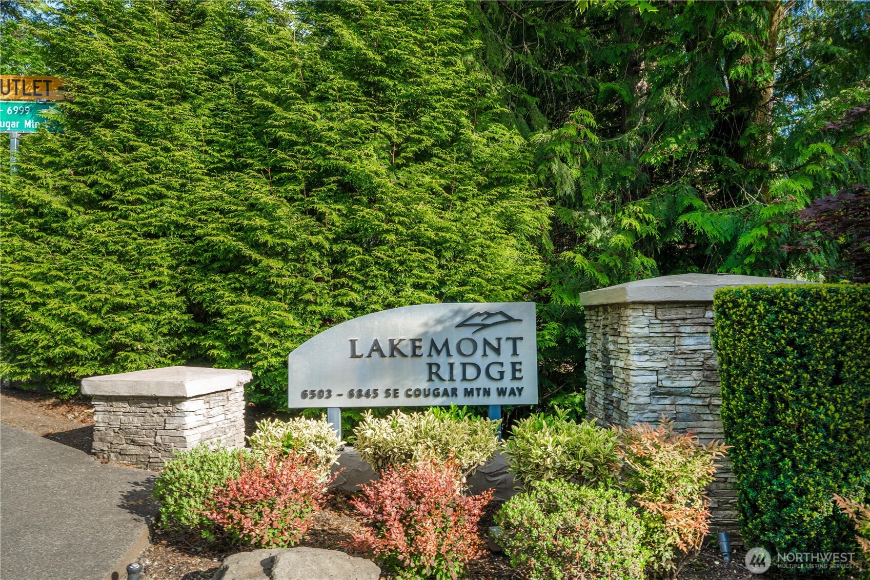 6825 Se Cougar Mountain Way Property Photo 2