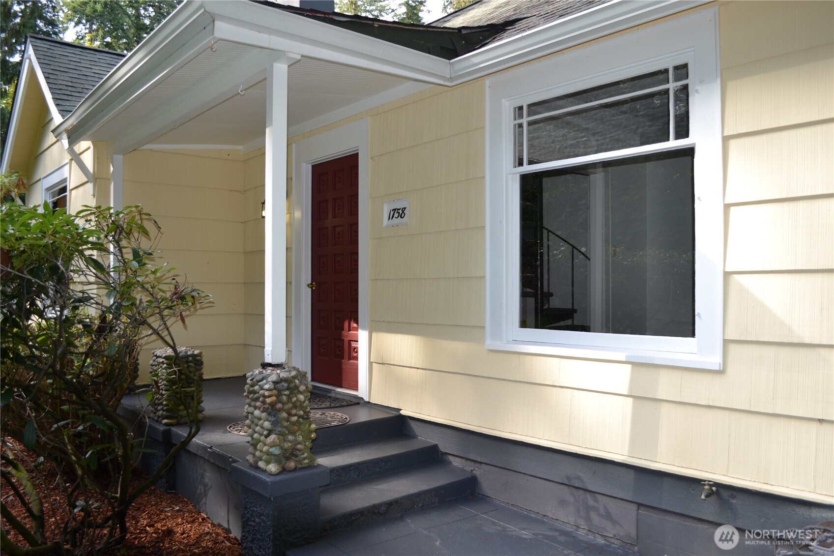1758 Ne Jacobson Road Property Photo 3