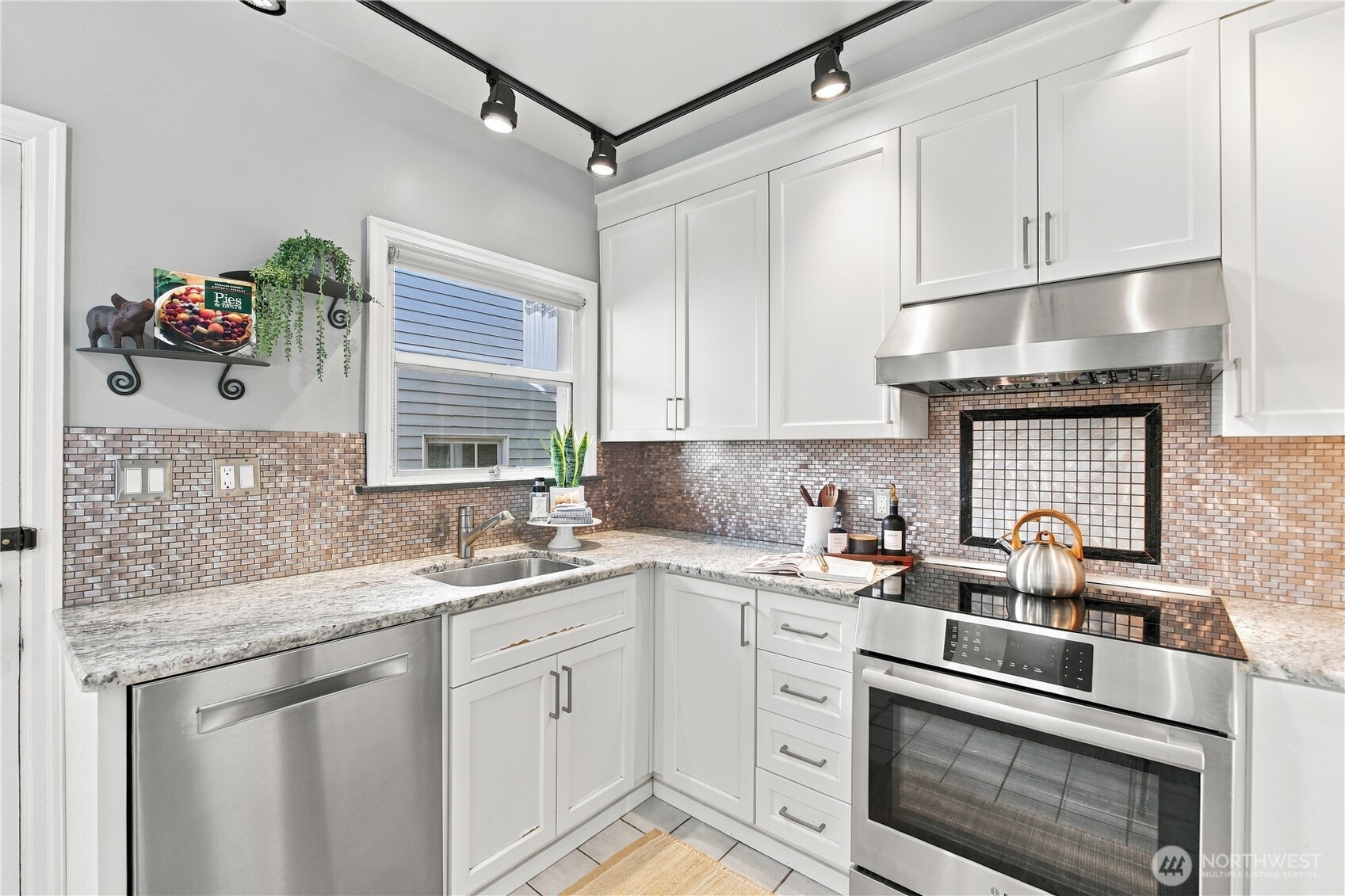 3910 Woodlawn Avenue Property Photo 13