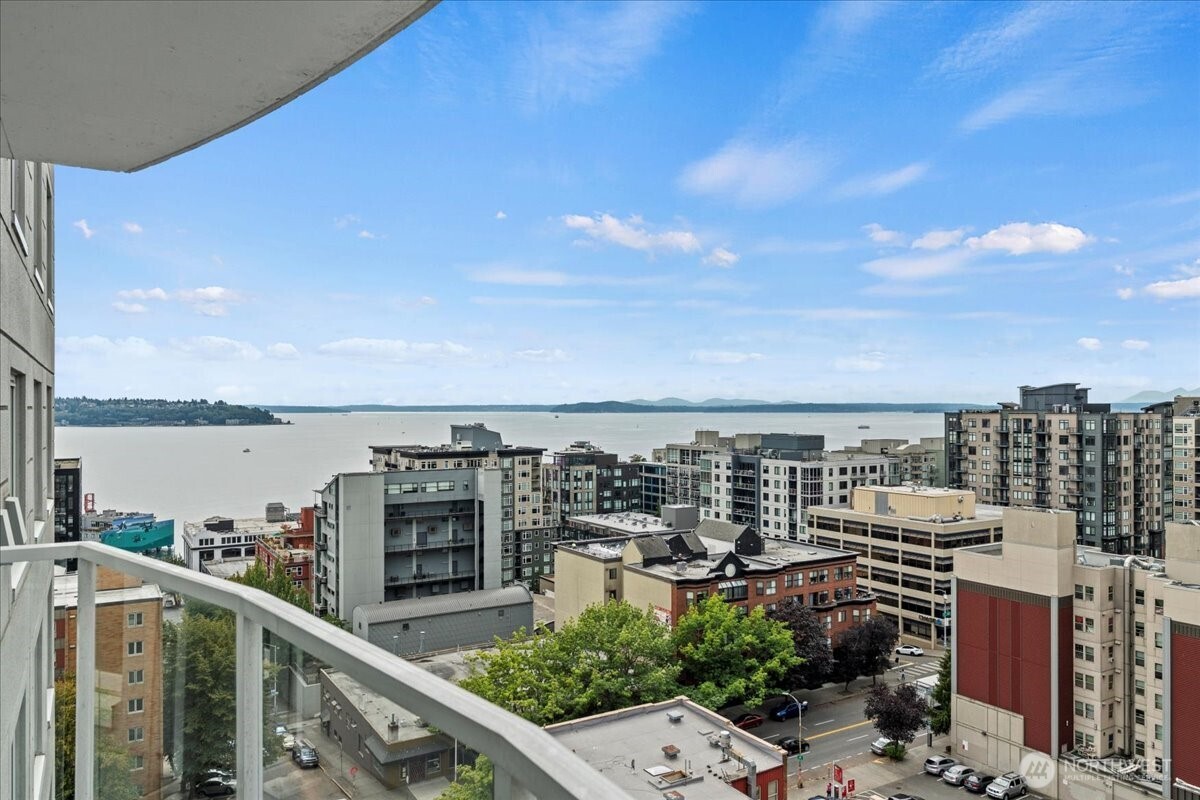 121 Vine Street 1404 Property Photo 2