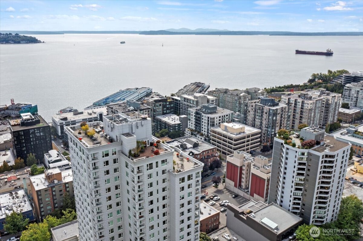 121 Vine Street 1404 Property Photo 4