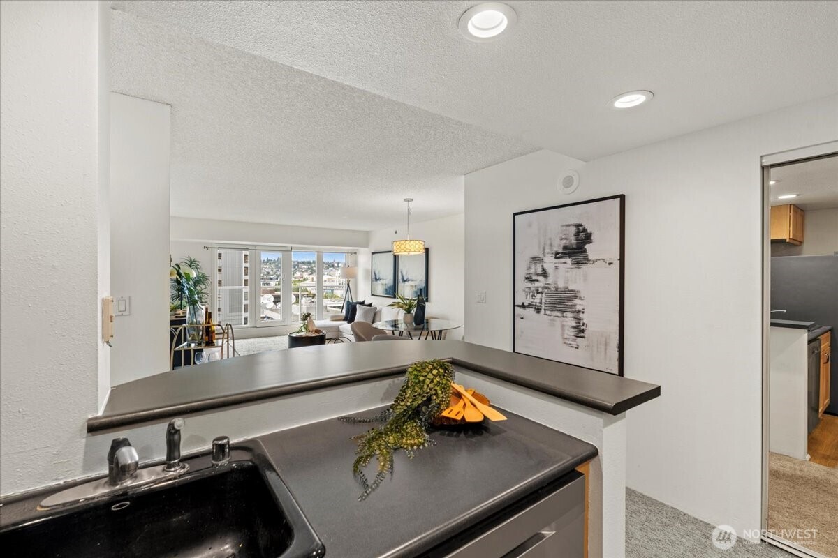121 Vine Street 1404 Property Photo 10