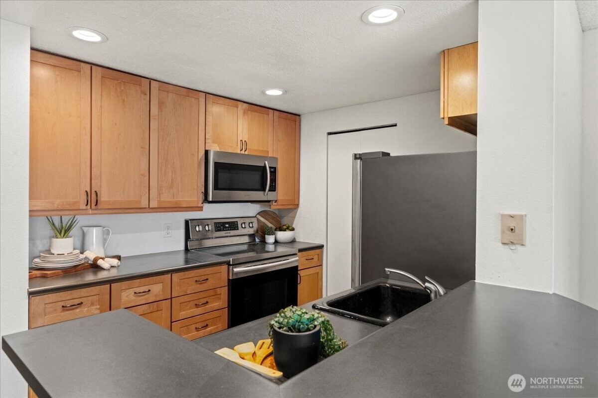 121 Vine Street 1404 Property Photo 11