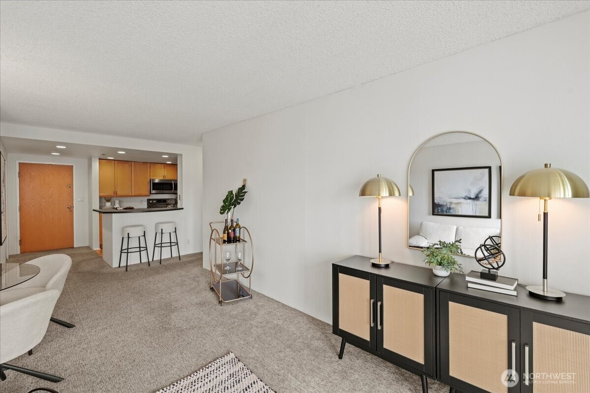 121 Vine Street 1404 Property Photo 17