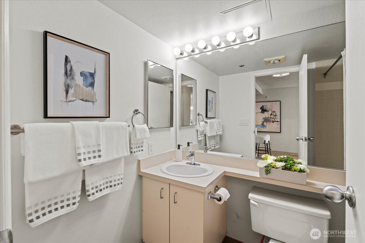 121 Vine Street 1404 Property Photo 25
