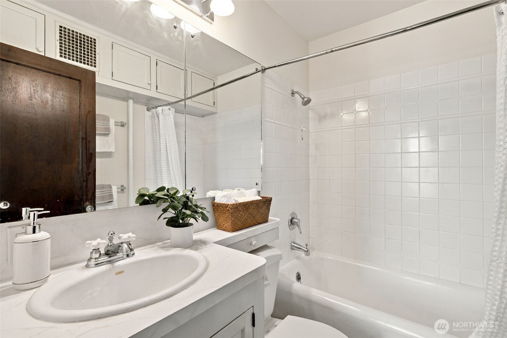 220 W Olympic Place 303 Property Photo 19