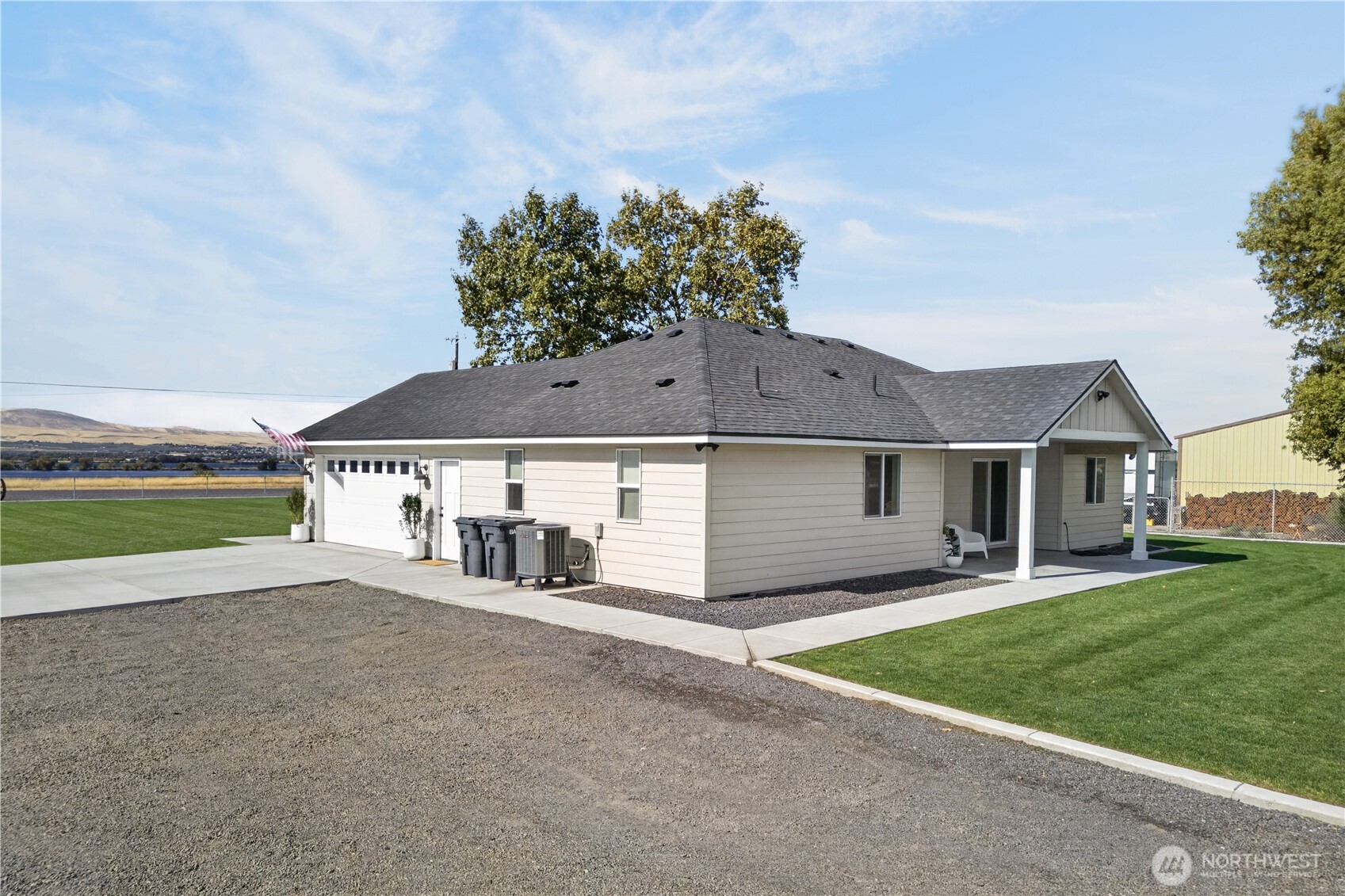 2467 Hanson Loop Property Photo 5