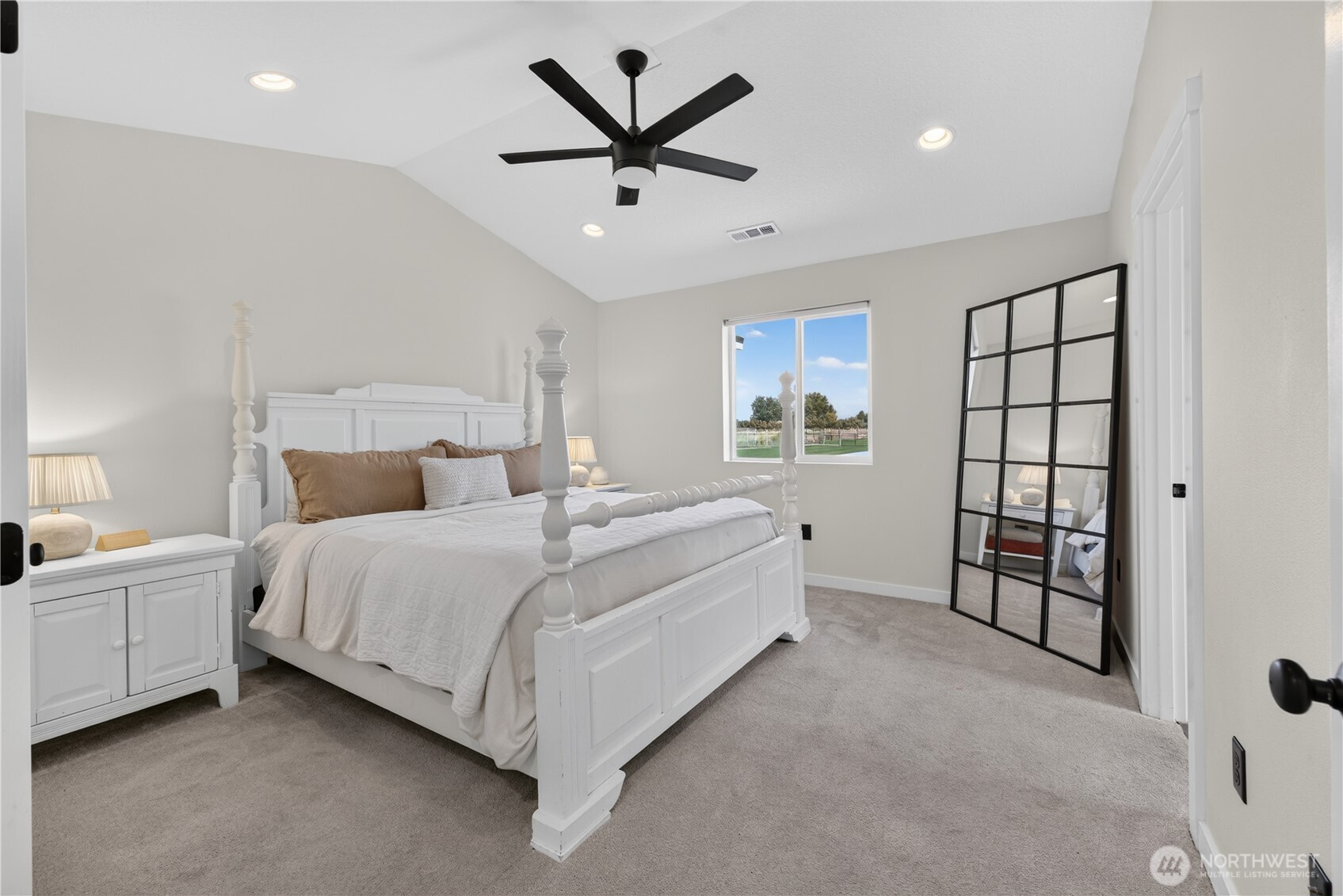 2467 Hanson Loop Property Photo 16
