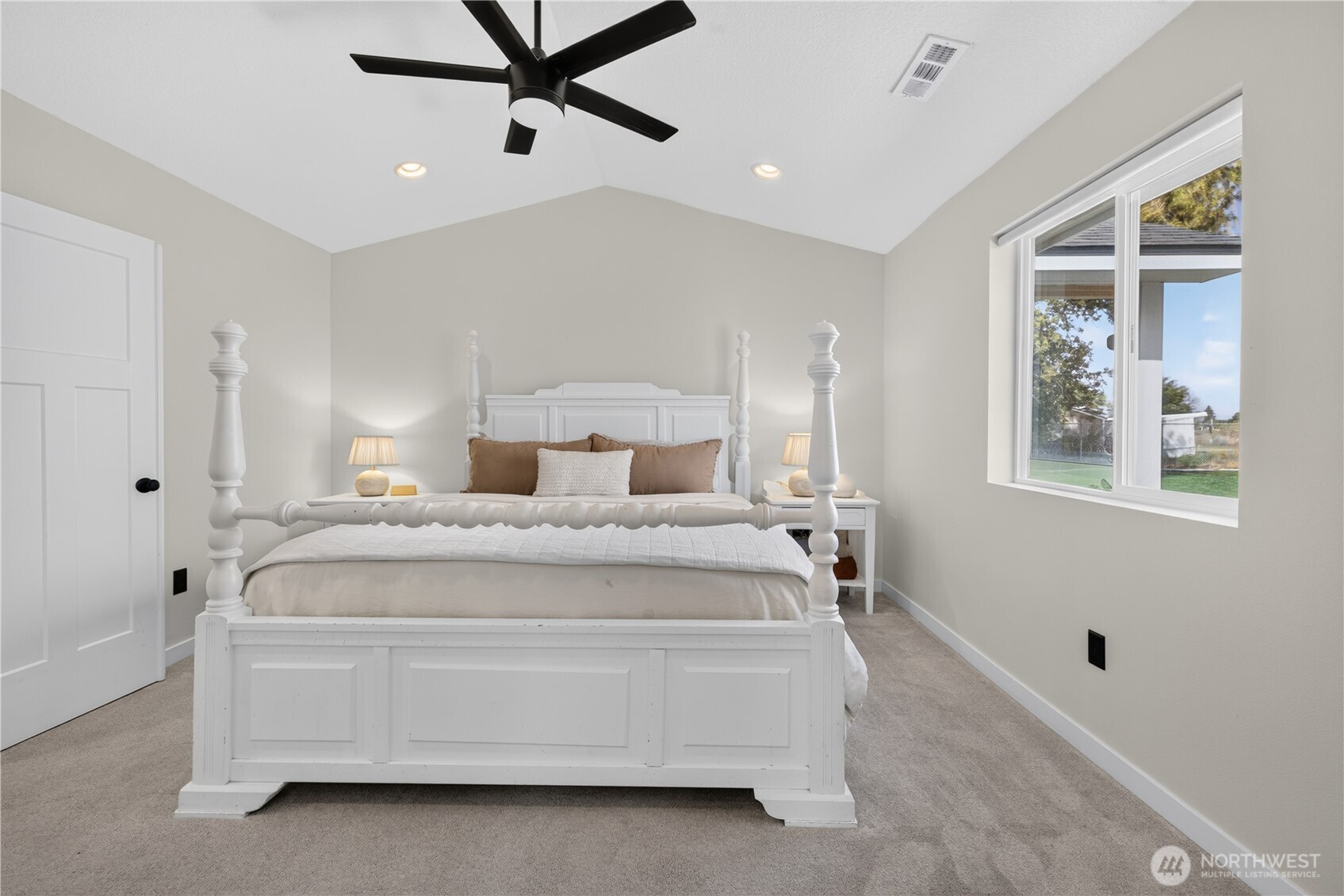 2467 Hanson Loop Property Photo 17