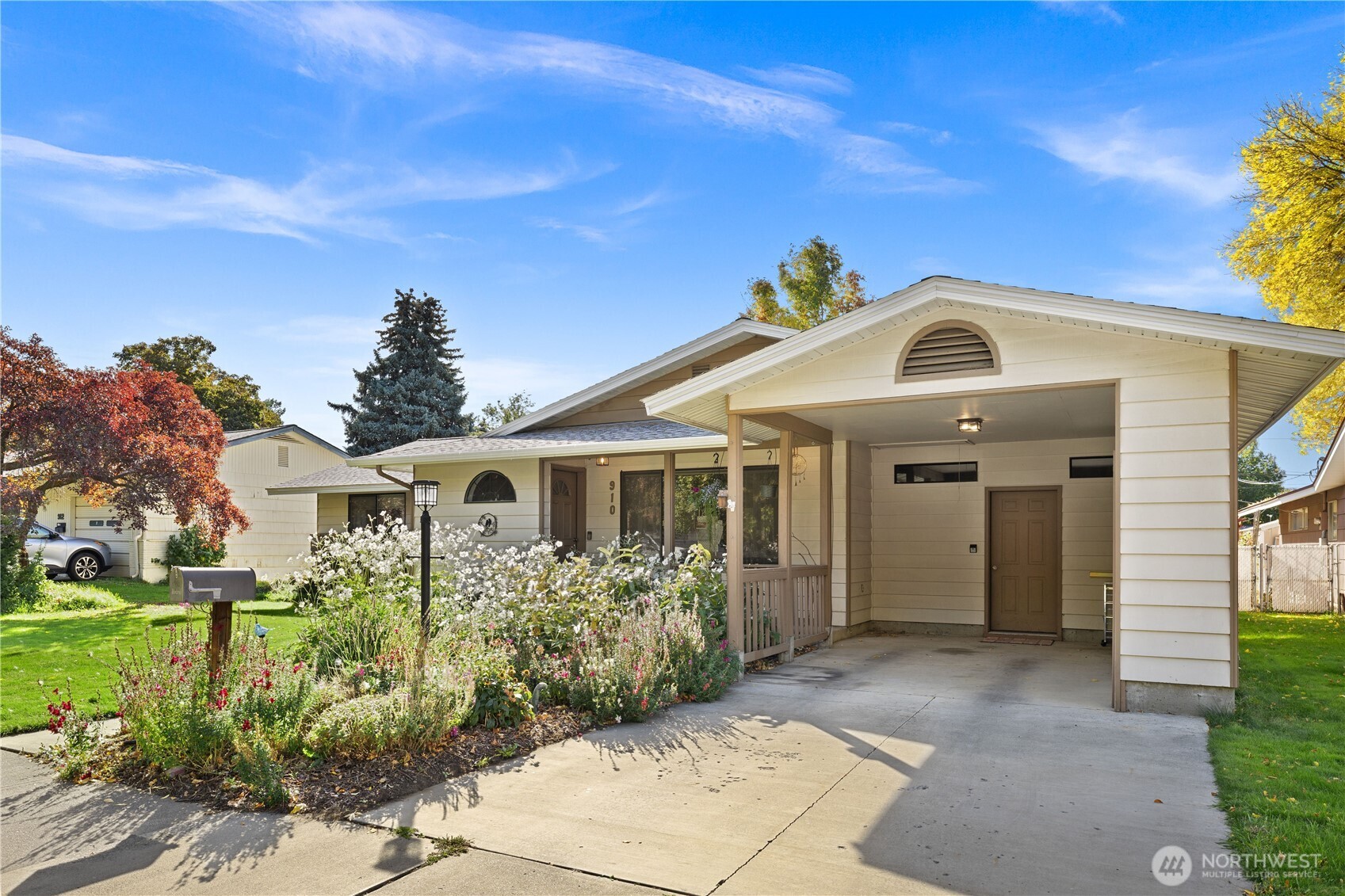 910 E Manitoba Avenue Property Photo 3