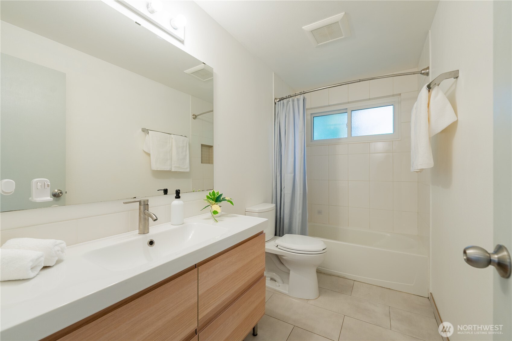 14322 Wallingford Avenue Property Photo 17