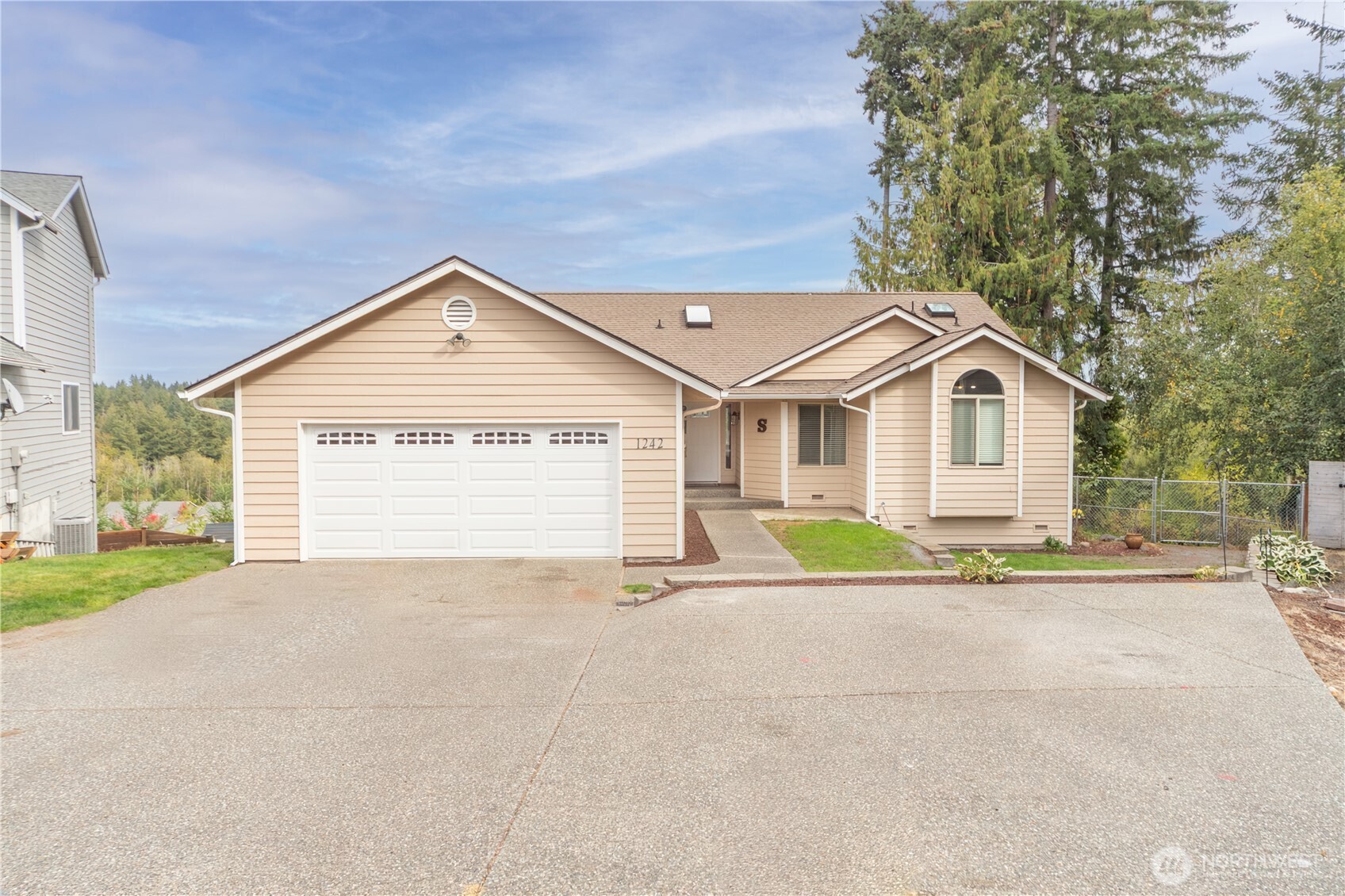 1242 Nw Timber Shadow Court Property Photo 3