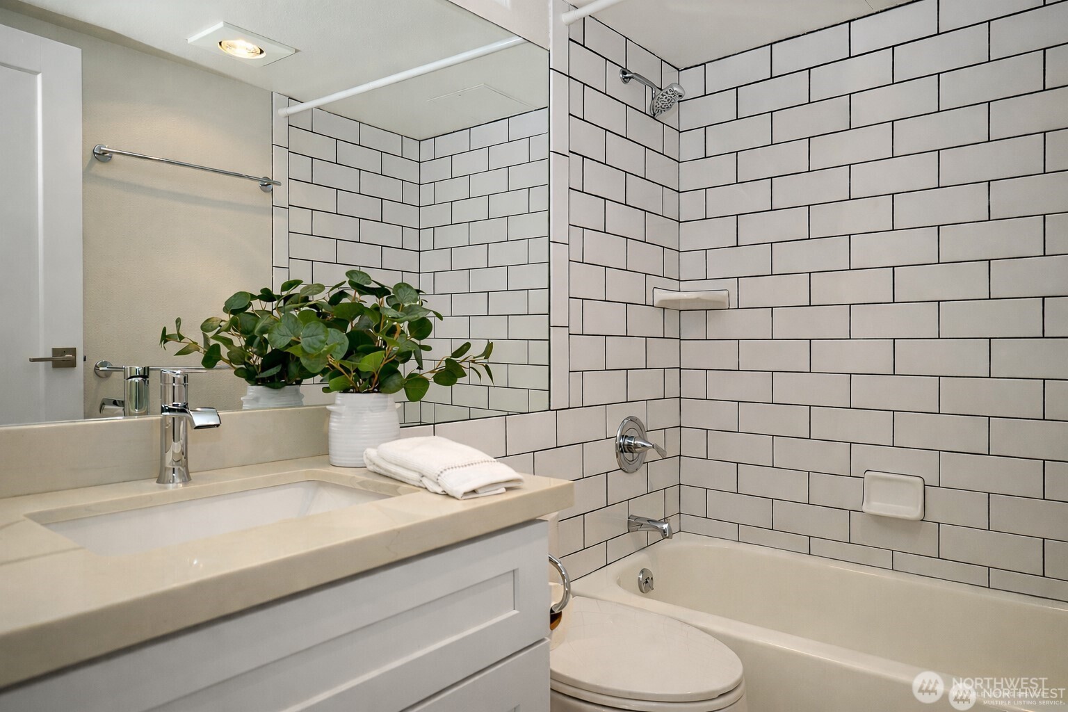 121 Vine Street 1702 Property Photo 15