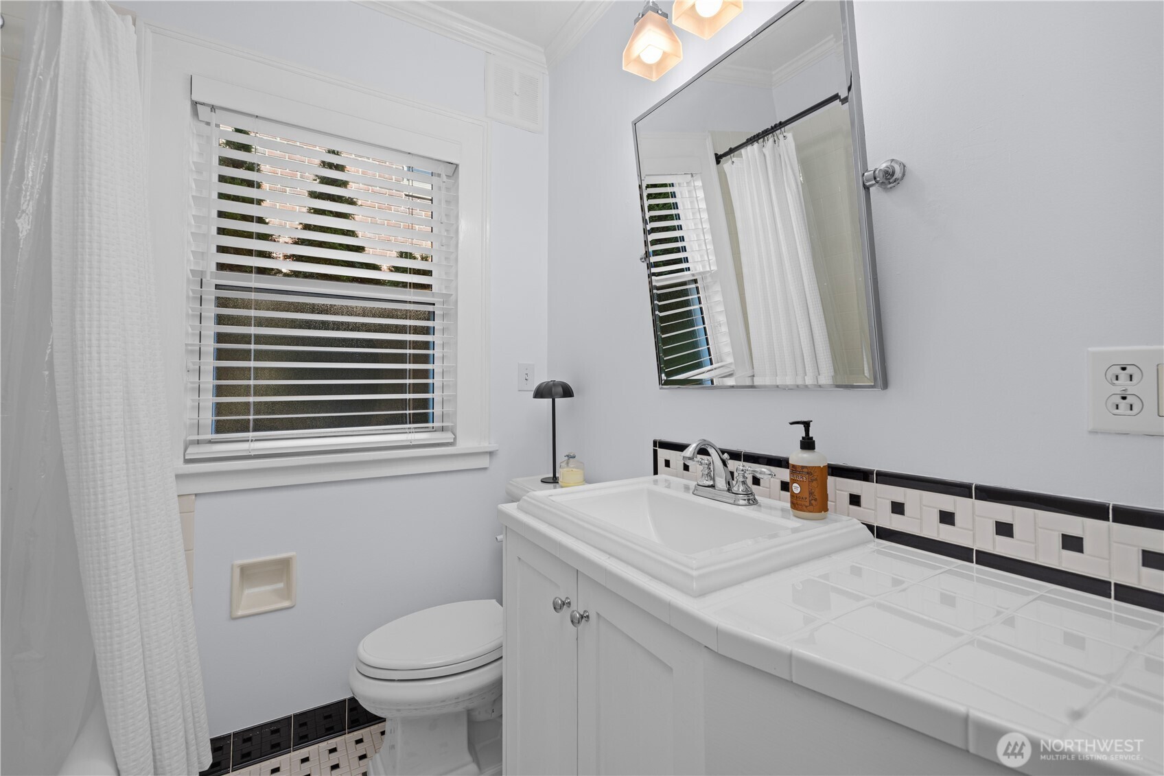 1537 Thorndyke Avenue Property Photo 16
