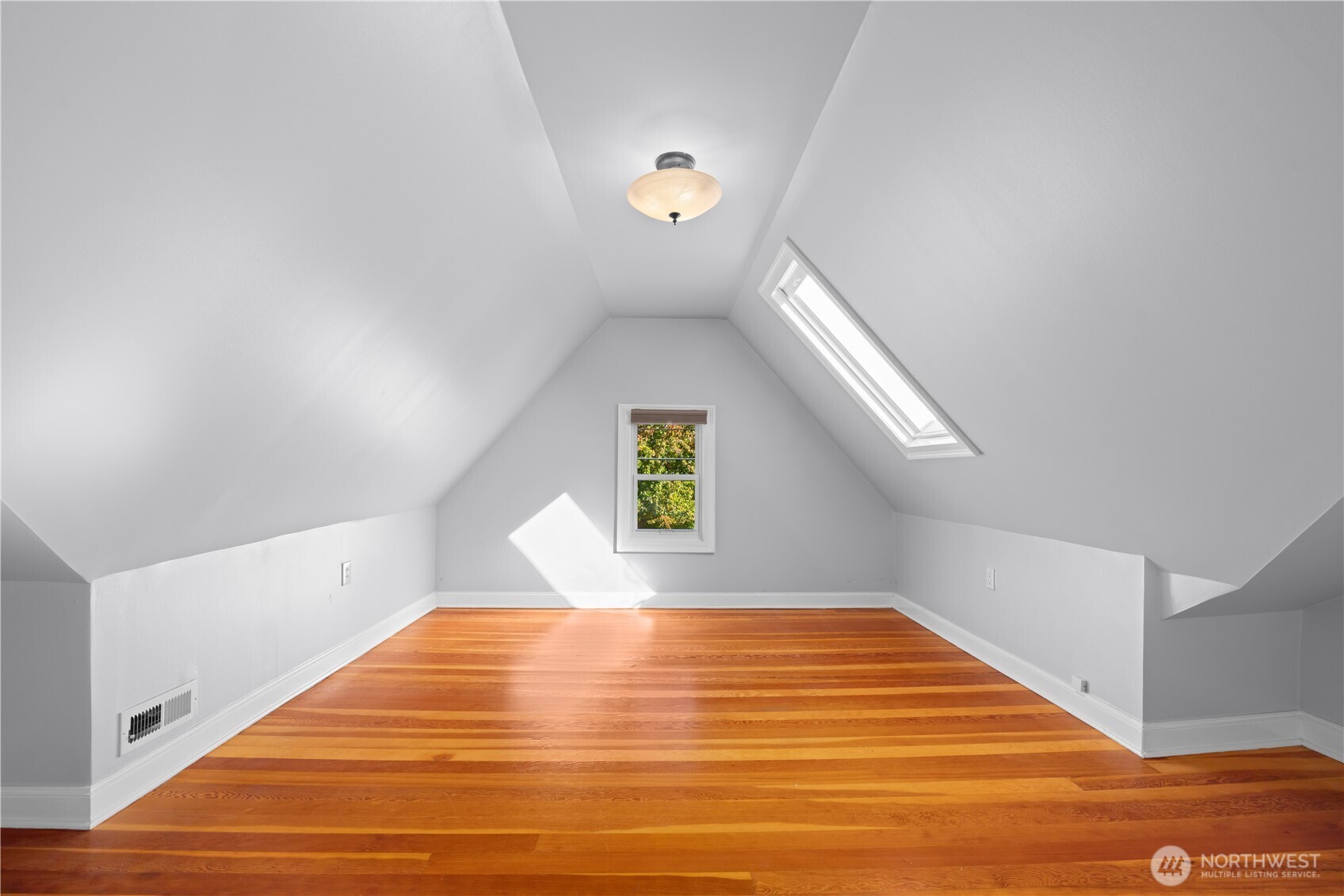 1537 Thorndyke Avenue Property Photo 23