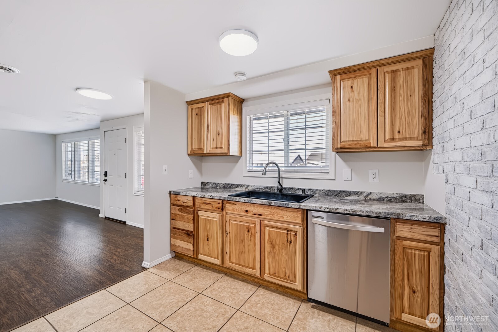 719 W Loop Drive Property Photo 5
