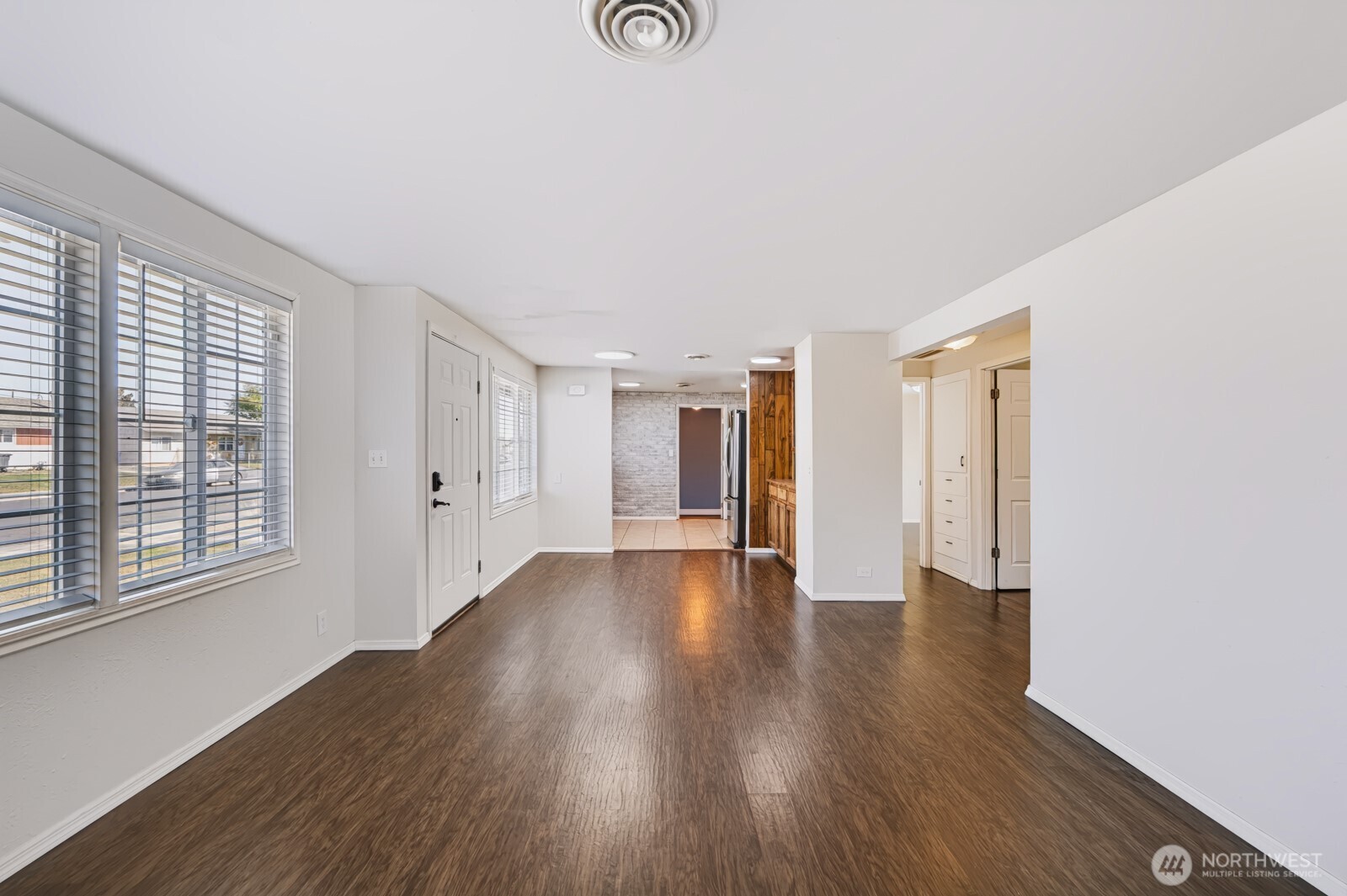 719 W Loop Drive Property Photo 8