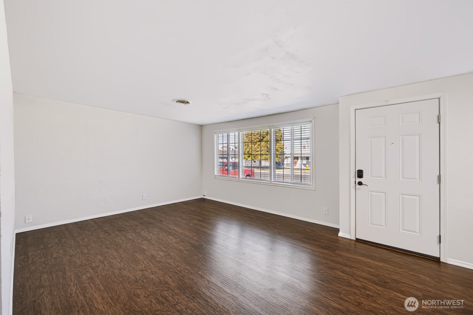 719 W Loop Drive Property Photo 11