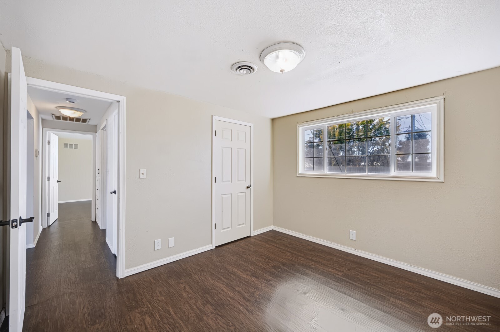 719 W Loop Drive Property Photo 18