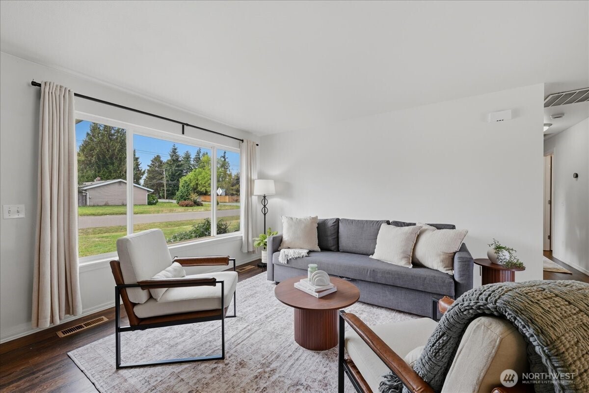 20807 3rd Avenue Property Photo 6