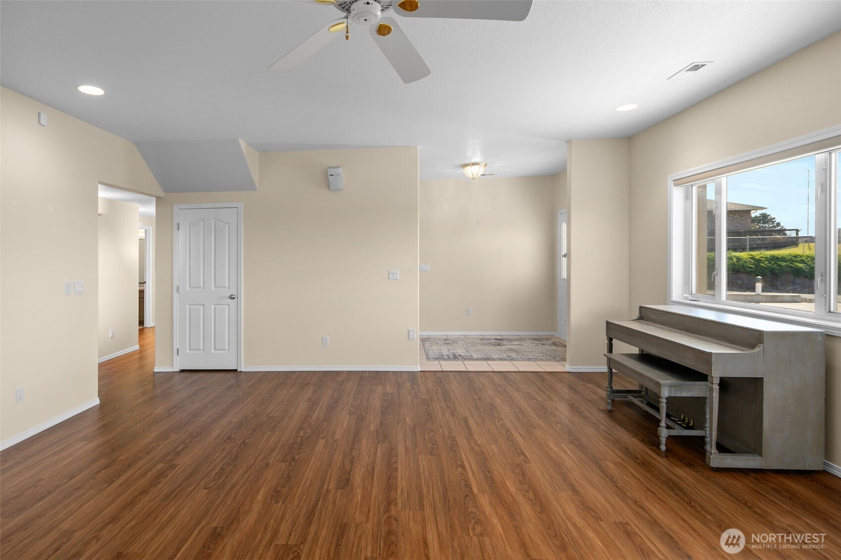 927 Easy Street Property Photo 9