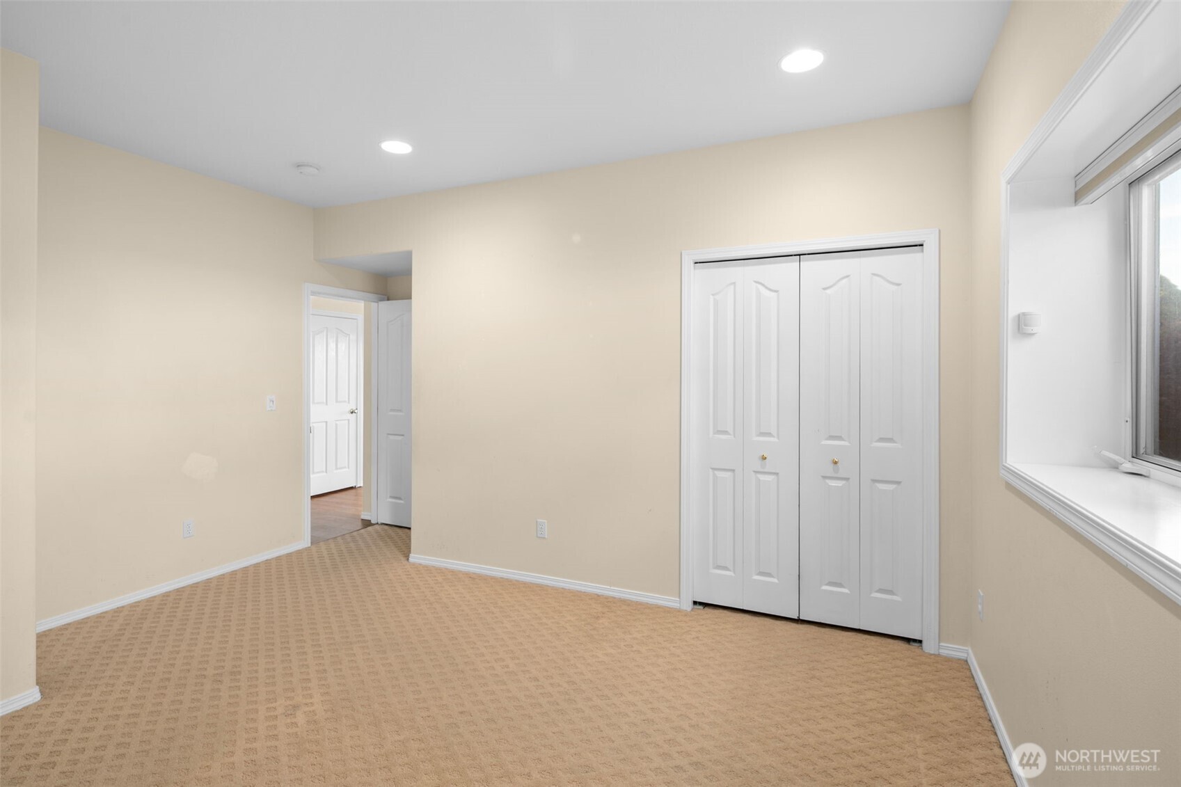 927 Easy Street Property Photo 13