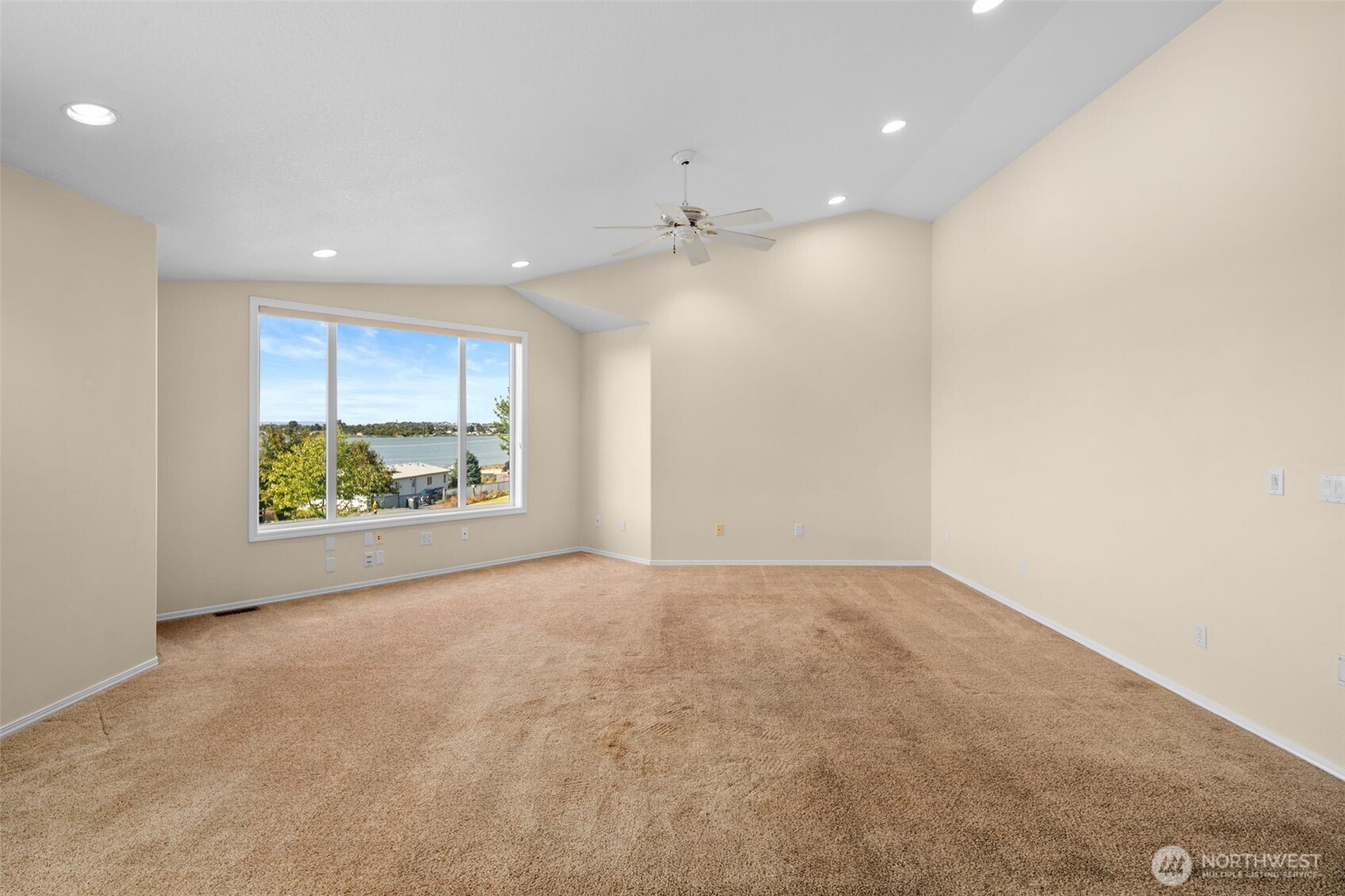 927 Easy Street Property Photo 23