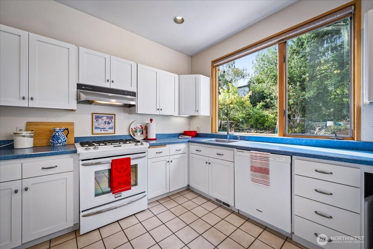 3617 Corliss Avenue Property Photo 11