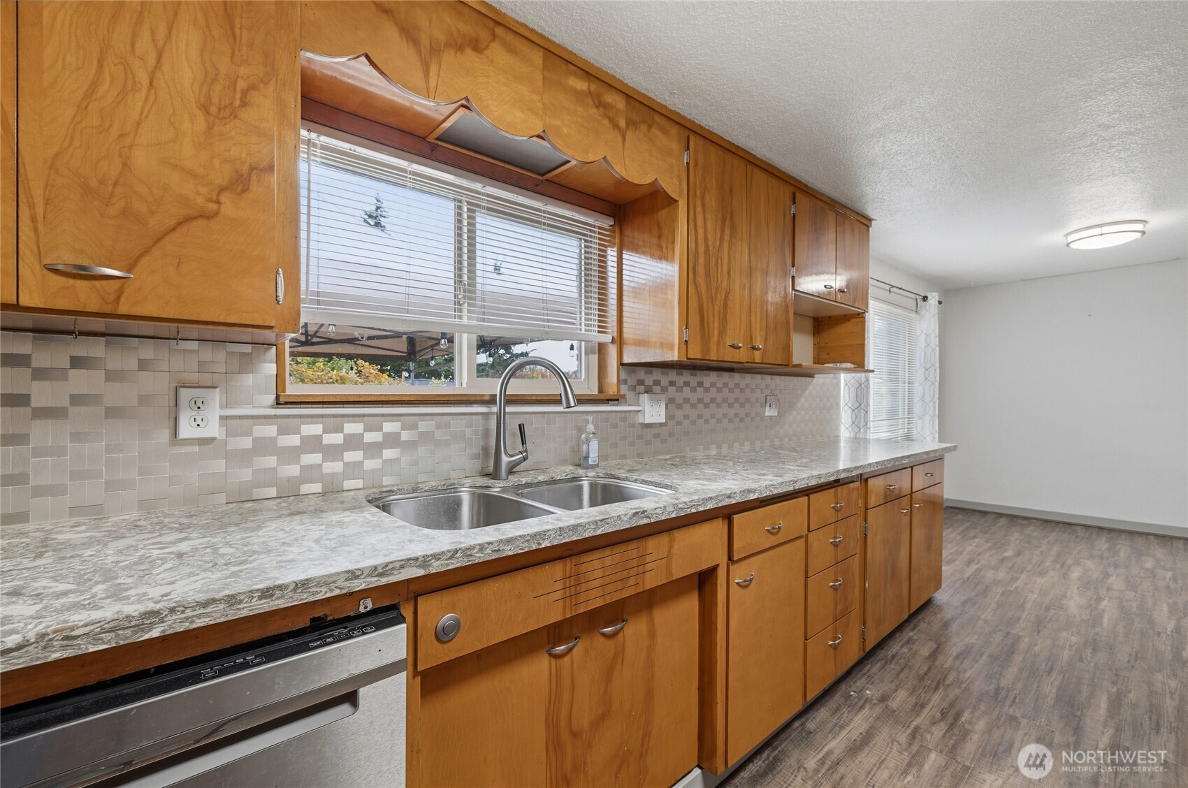 702 E 51st Street Property Photo 6