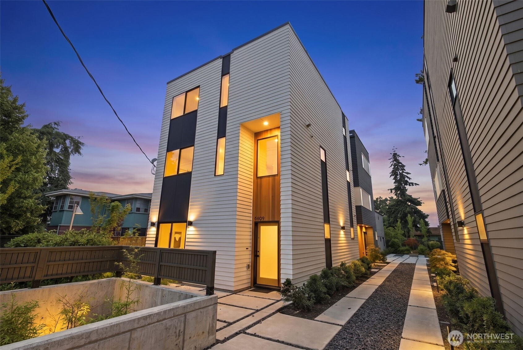 4405 S Holly Street Property Photo 2