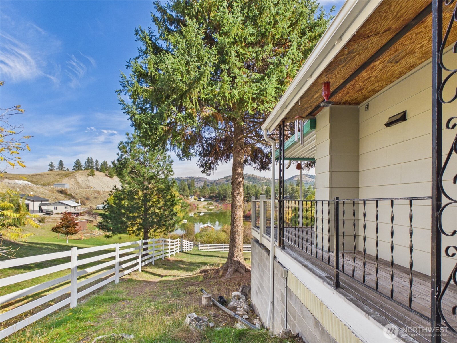 7 N Lake Lane Property Photo 3