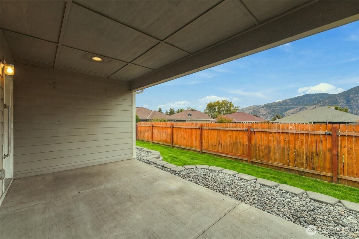 405 Ridgewood Drive Property Photo 7
