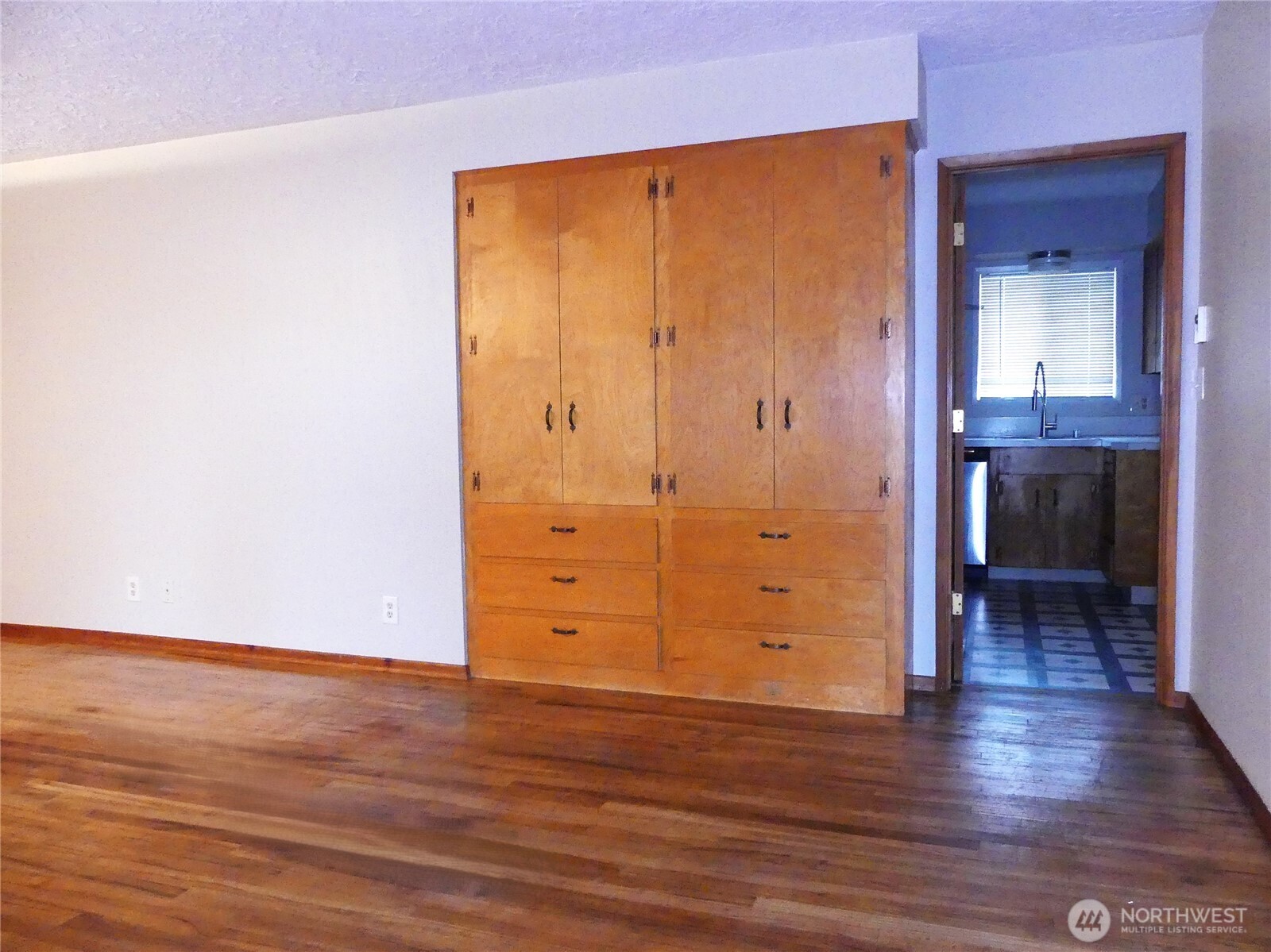 2320 E 25th Street Property Photo 4