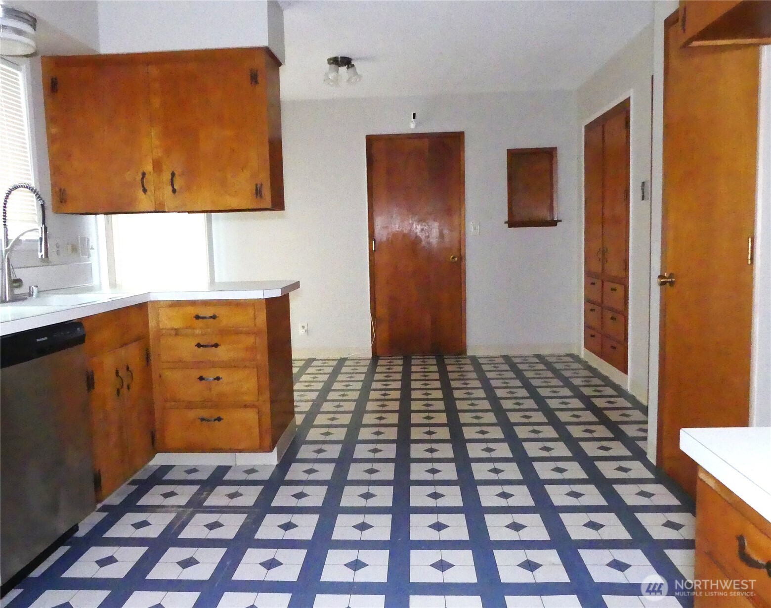 2320 E 25th Street Property Photo 9