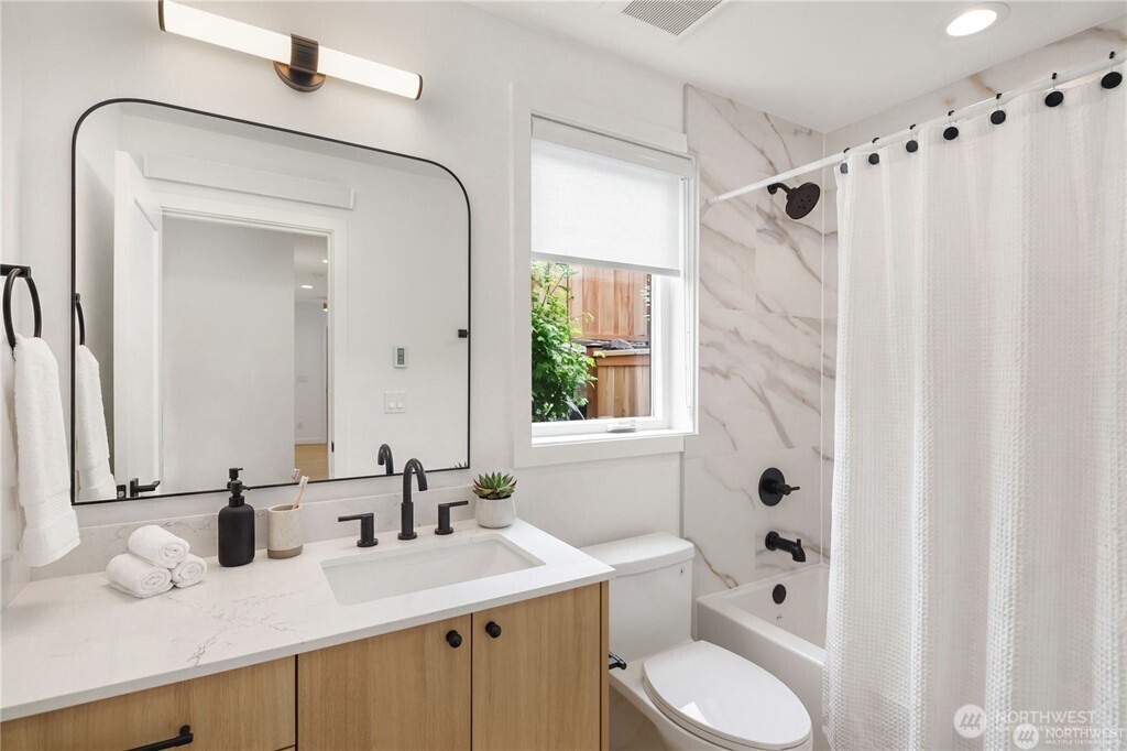 3638 Greenwood Avenue B Property Photo 6