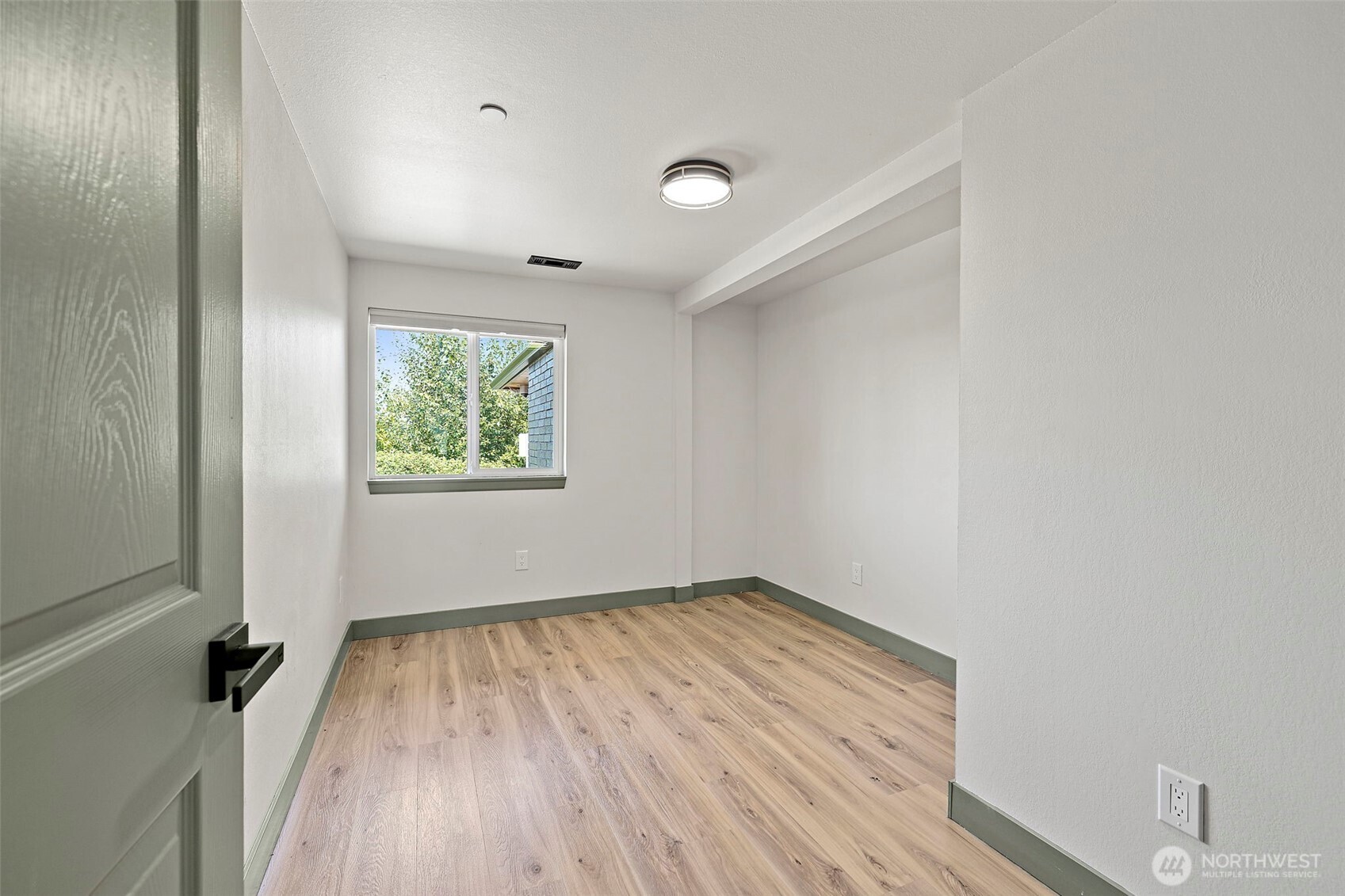 1008 E Guiberson Street Property Photo 9