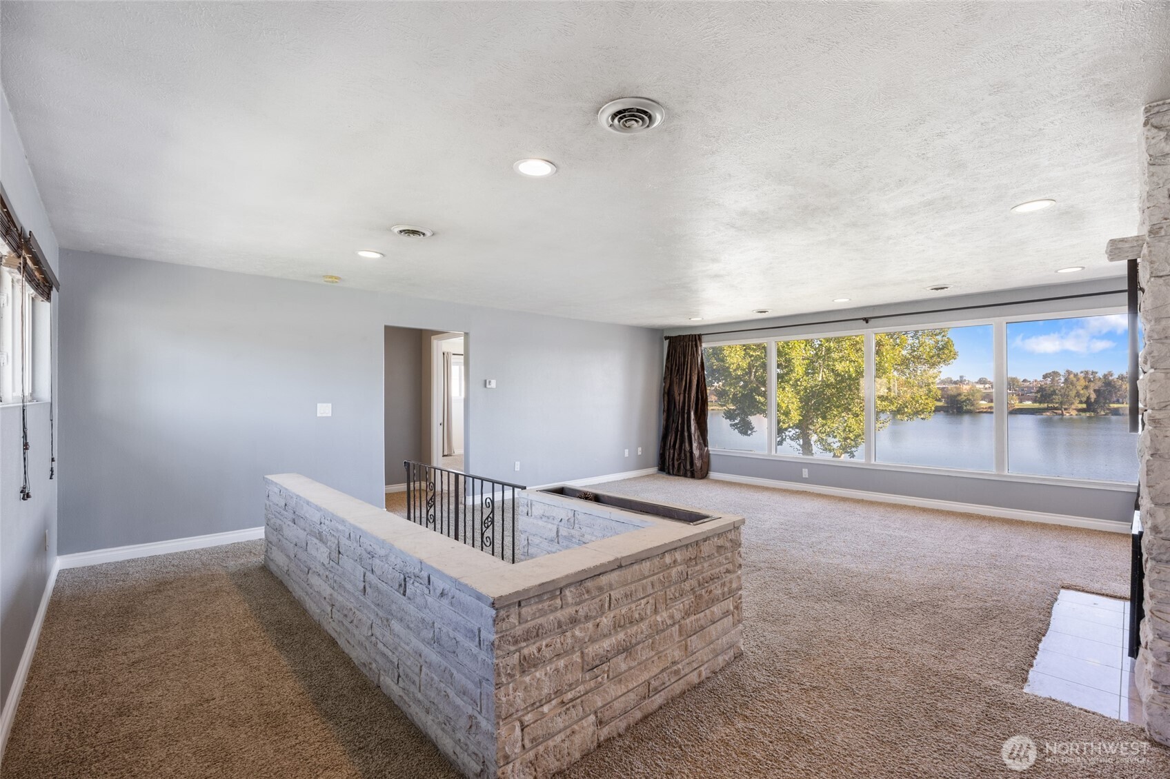 303 W Northshore Drive Property Photo 5