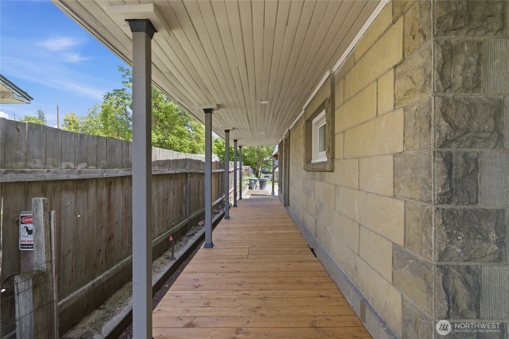 1040 Pomona Street Property Photo 3
