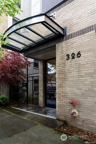 326 Queen Anne Avenue 402 Property Photo 1