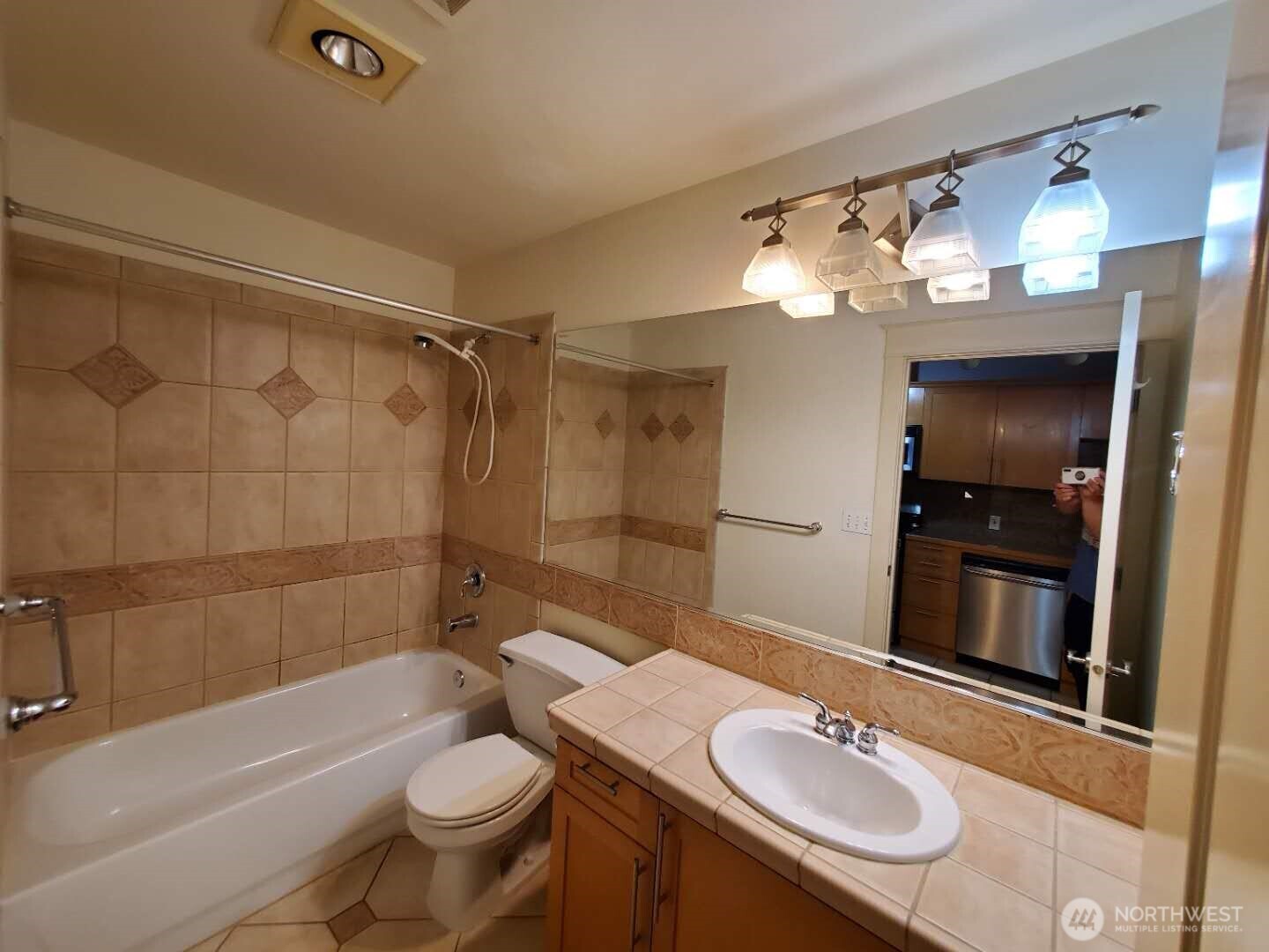 326 Queen Anne Avenue 402 Property Photo 4