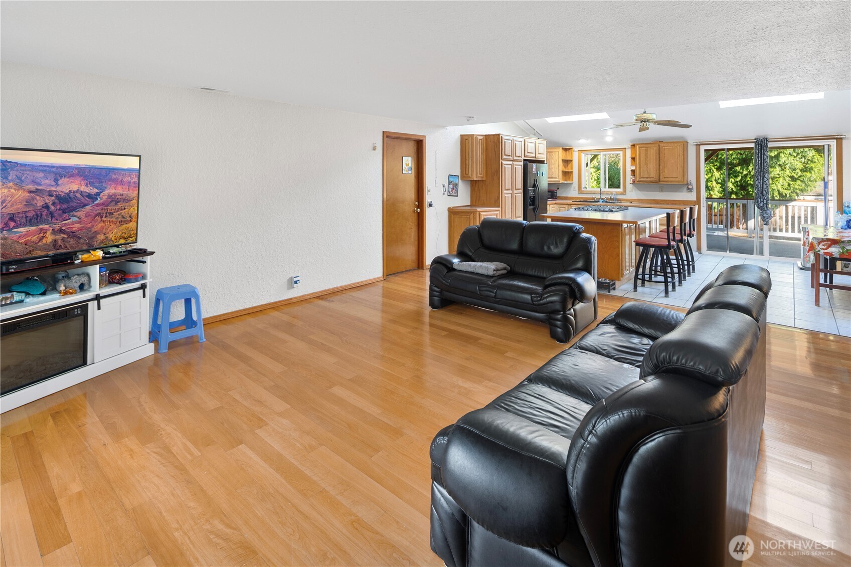 13422 14 Avenue Property Photo 3