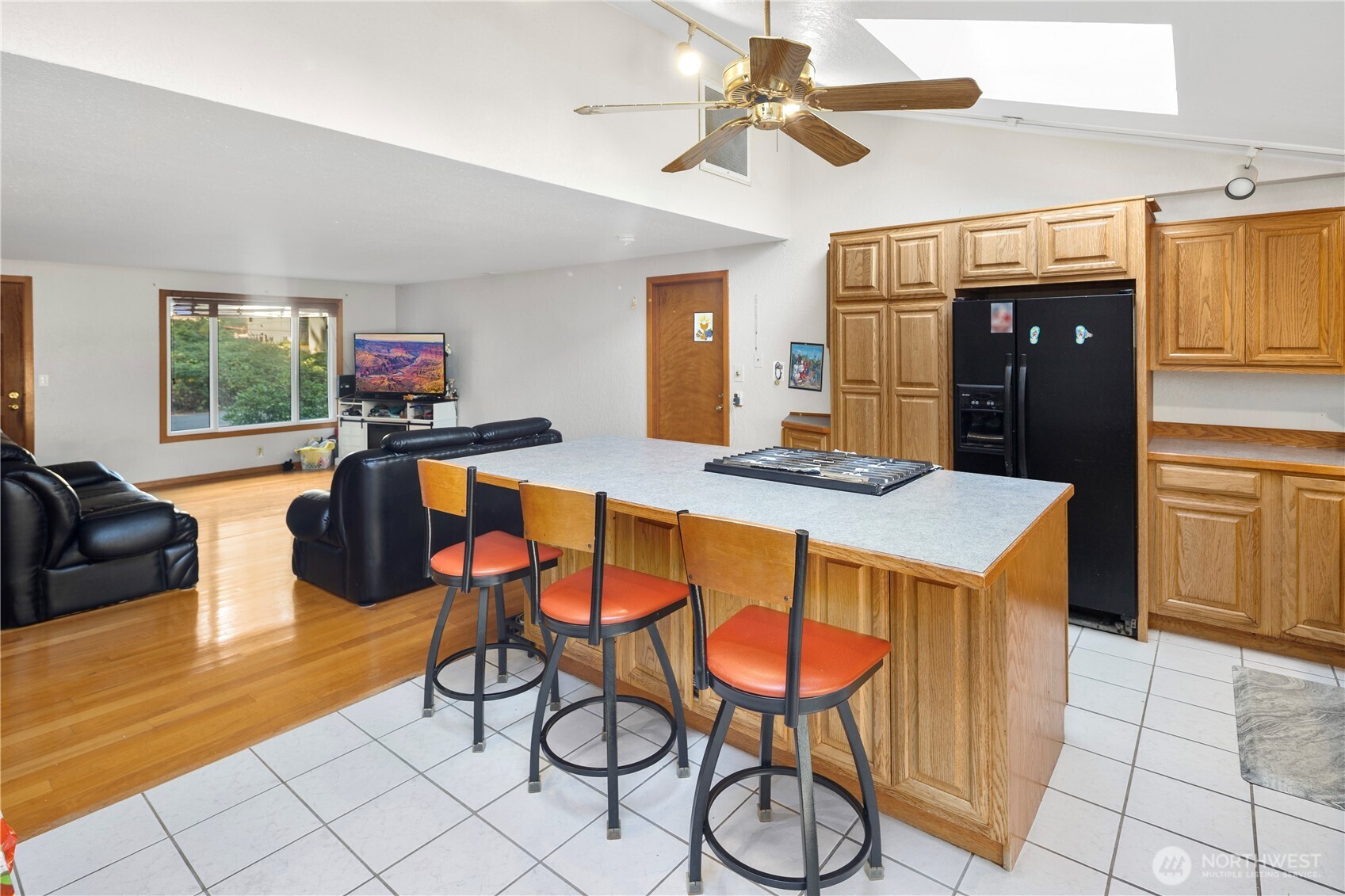 13422 14 Avenue Property Photo 4