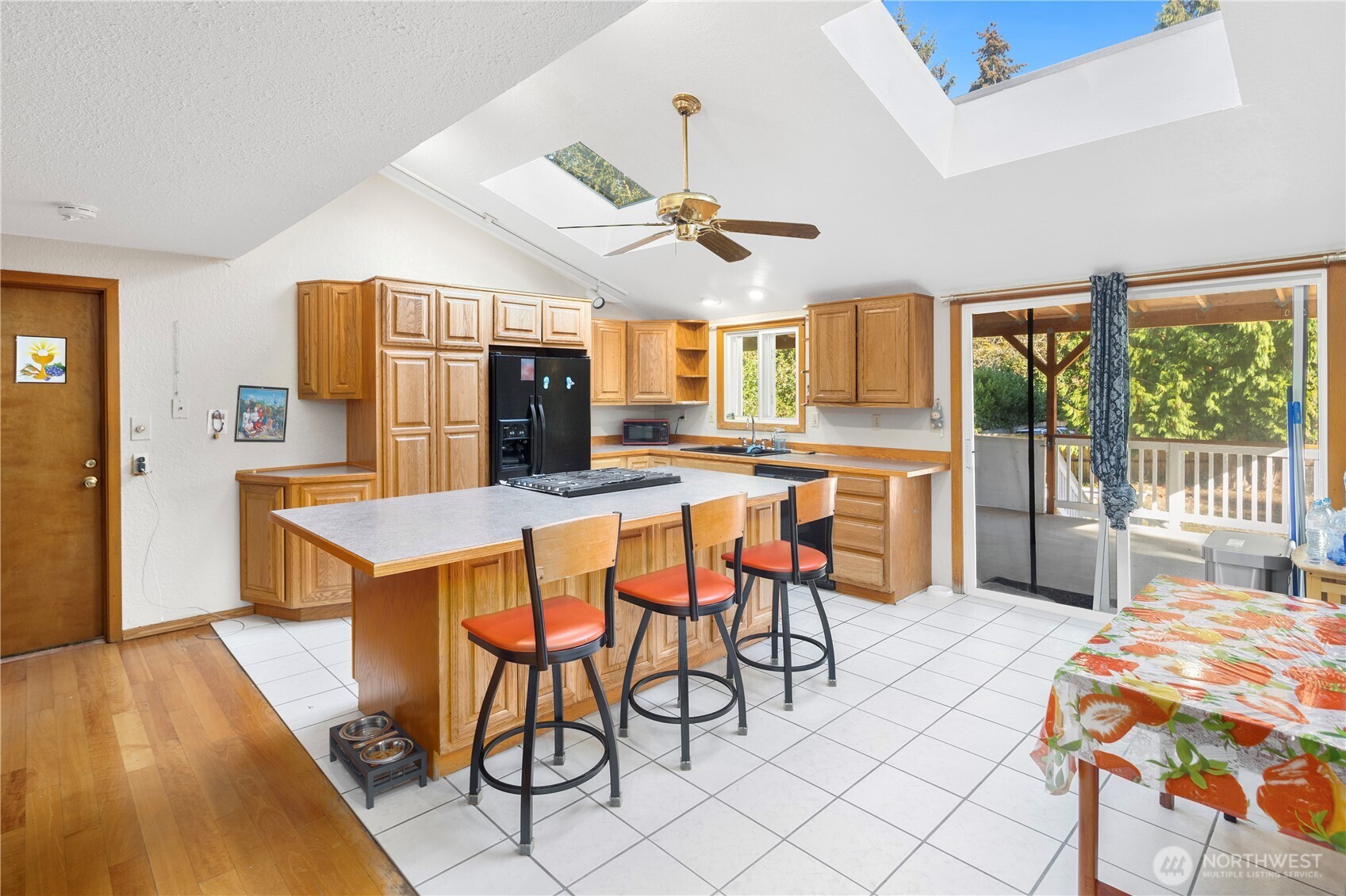 13422 14 Avenue Property Photo 5